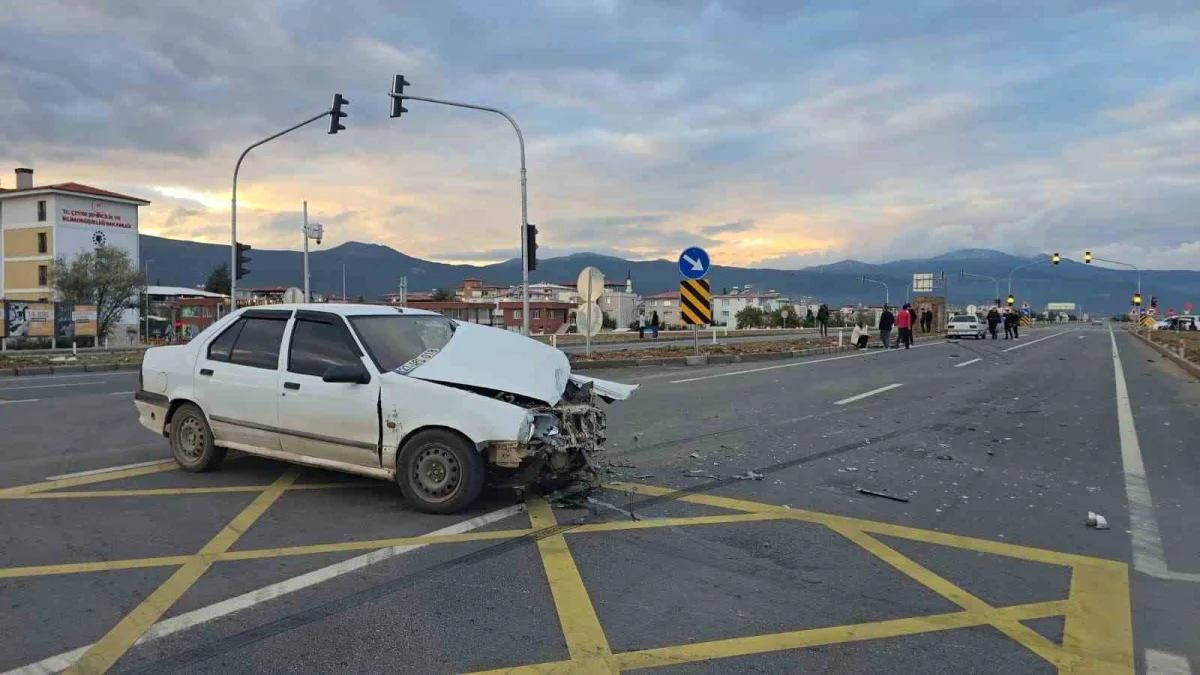 Gaziantep'in İslahiye ilçesinde iki otomobil çarpıştı 4