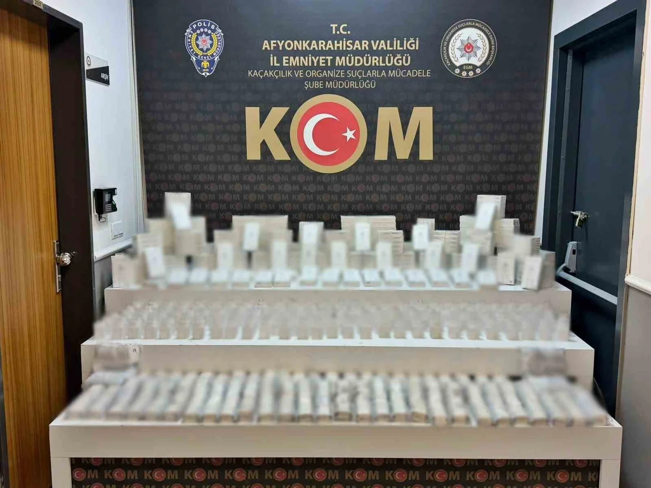 AFYONKARAHİSAR’DA POLİS TARAFINDAN ŞÜPHE ÜZERİNE DURDURULAN BİR ARAÇTA YAPILAN ARAMADA KAÇAK CEP...