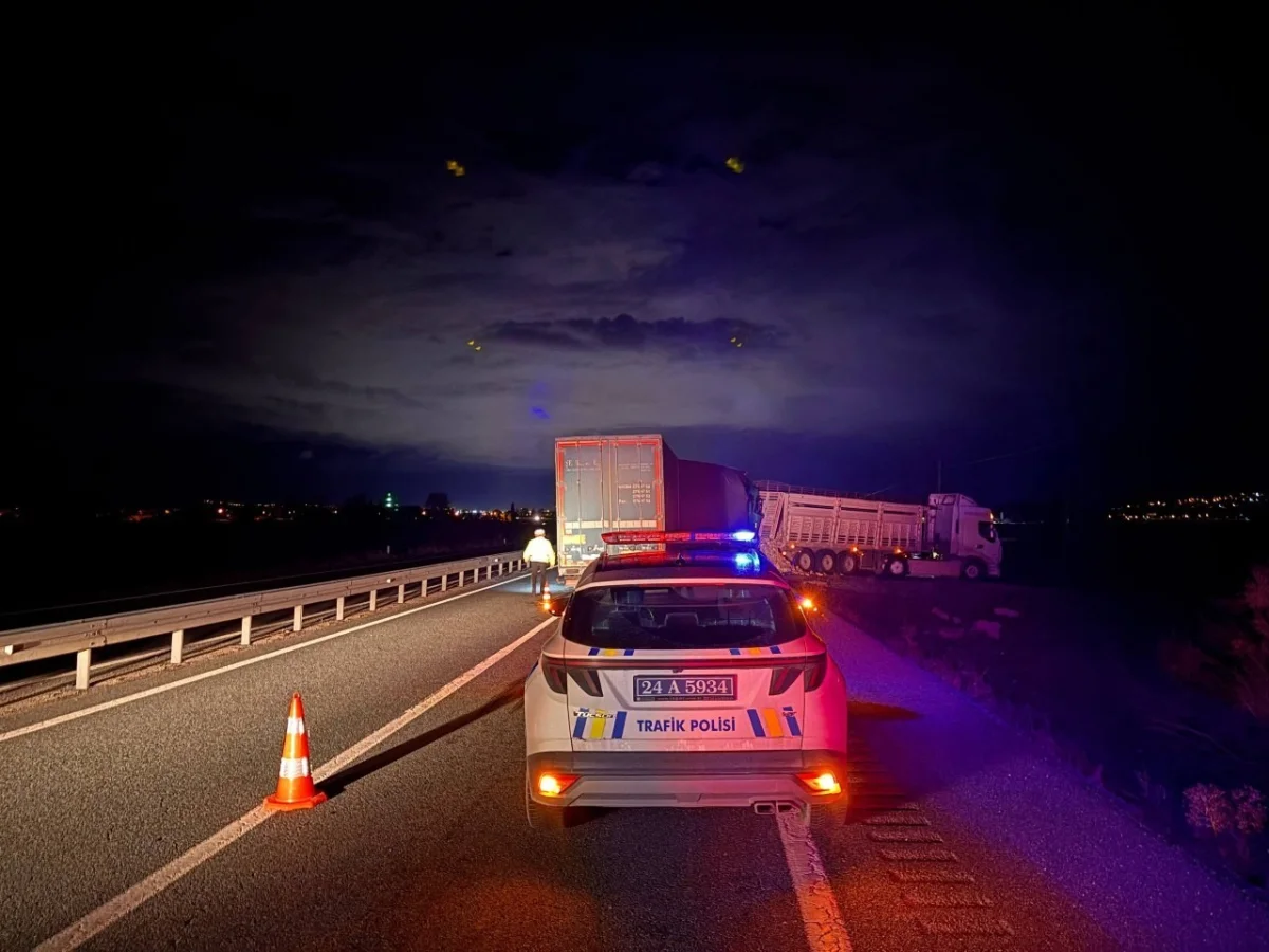 Erzincan-Erzurum kara yolunda tır ve kamyon çarpıştı: 2 yaralı 5