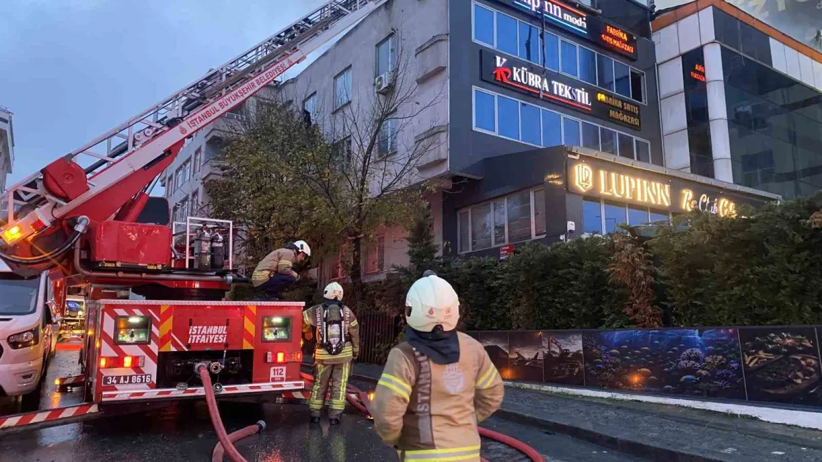 Küçükçekmece'de iki iş yerinin çatısı alev alev yandı 4