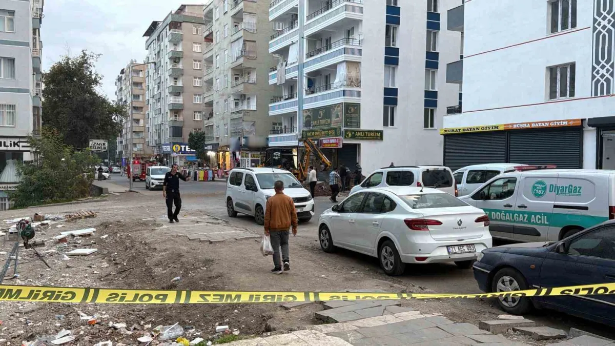 Diyarbakır'da iş makinesinin çarptığı doğal gaz borusu çatladı 2