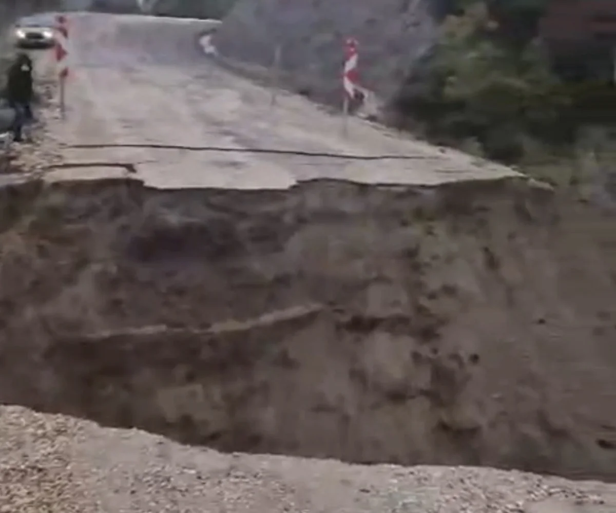 Gönen'de yoğun yağış nedeniyle çöken yol ulaşımı kesti 1