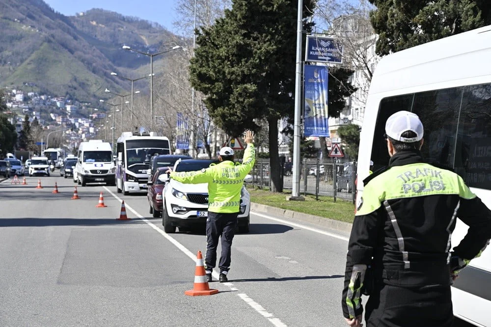ORDU’DA TRAFİK EKİPLERİNCE SON BİR HAFTADA YAPILAN DENETİMLERDE 19 BİN 342 ARAÇ VE SÜRÜCÜSÜ...