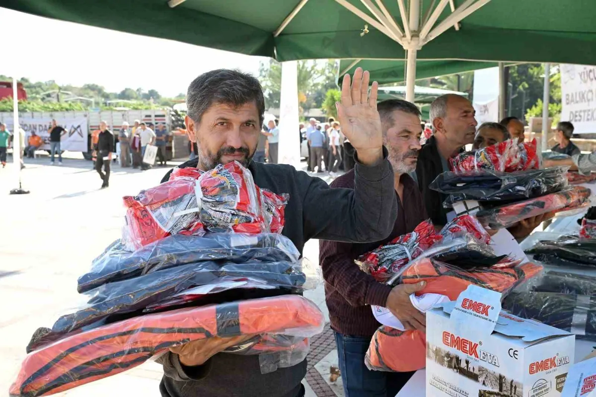 Mersin'de üreticiye büyük destek: Çiftçilere makine, fide ve hayvan dağıtıldı 2