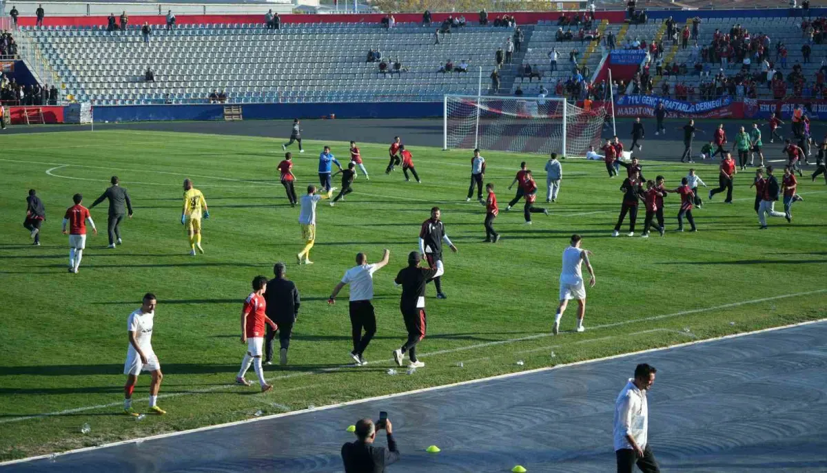 Kırıkkale FK maçında son dakika golü sonrası çocuk taraftarlar sahaya koştu 2