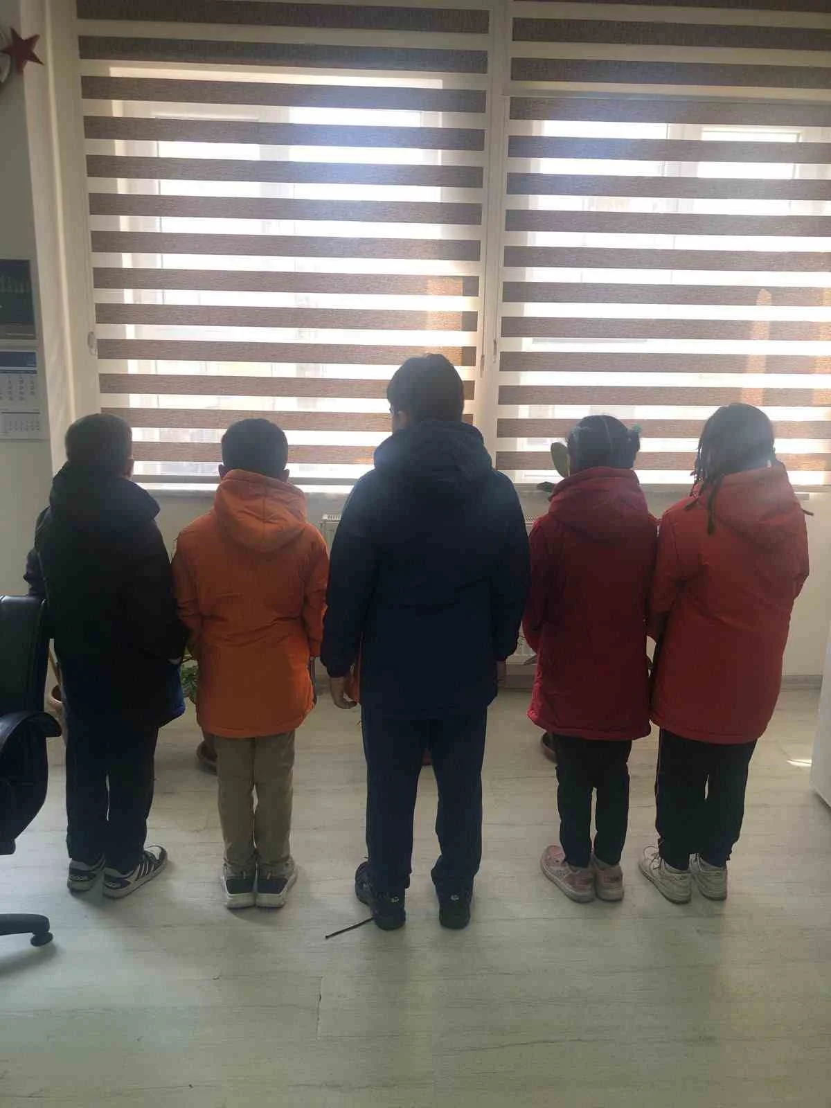 Şehit Teğmen Şenol Şentürk'ün hatırası öğrencilere yapılan mont yardımıyla yaşatılıyor 3