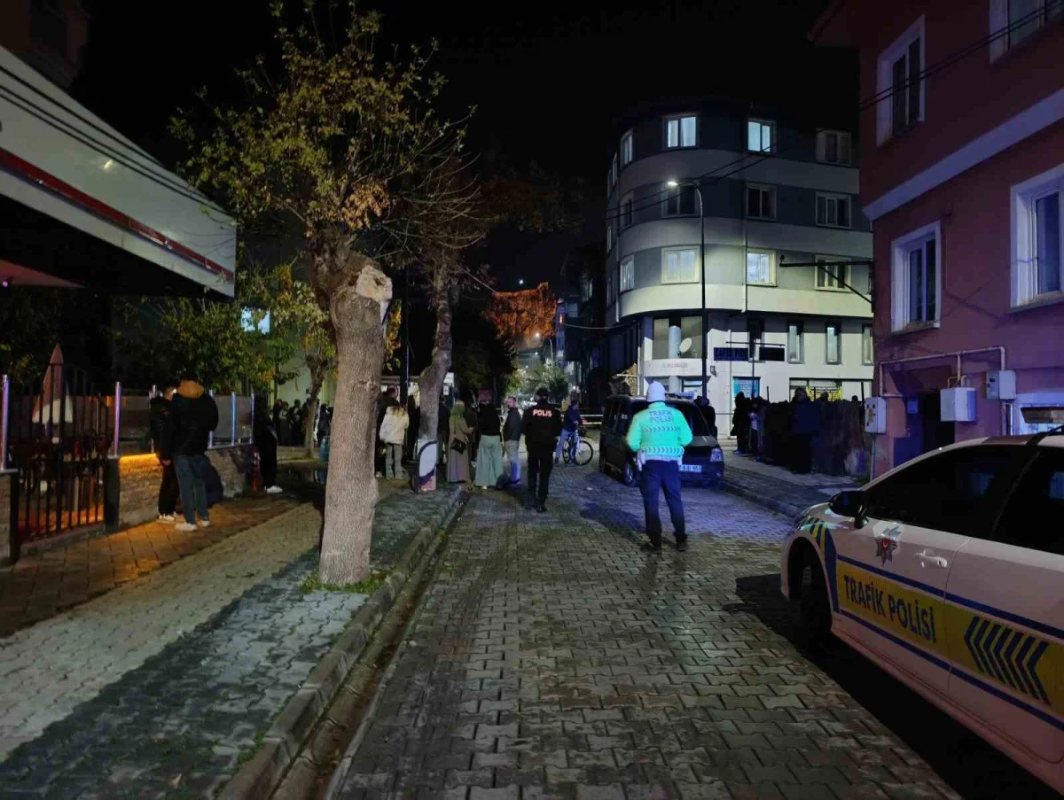 Afyonkarahisar'da fayansları çatlayan 4 katlı bina tahliye edildi 5