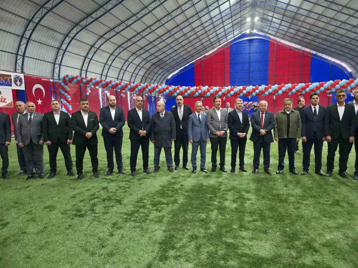 Aksaray'daki Trabzonspor sevdalısı köye bordo-mavi halı saha 2