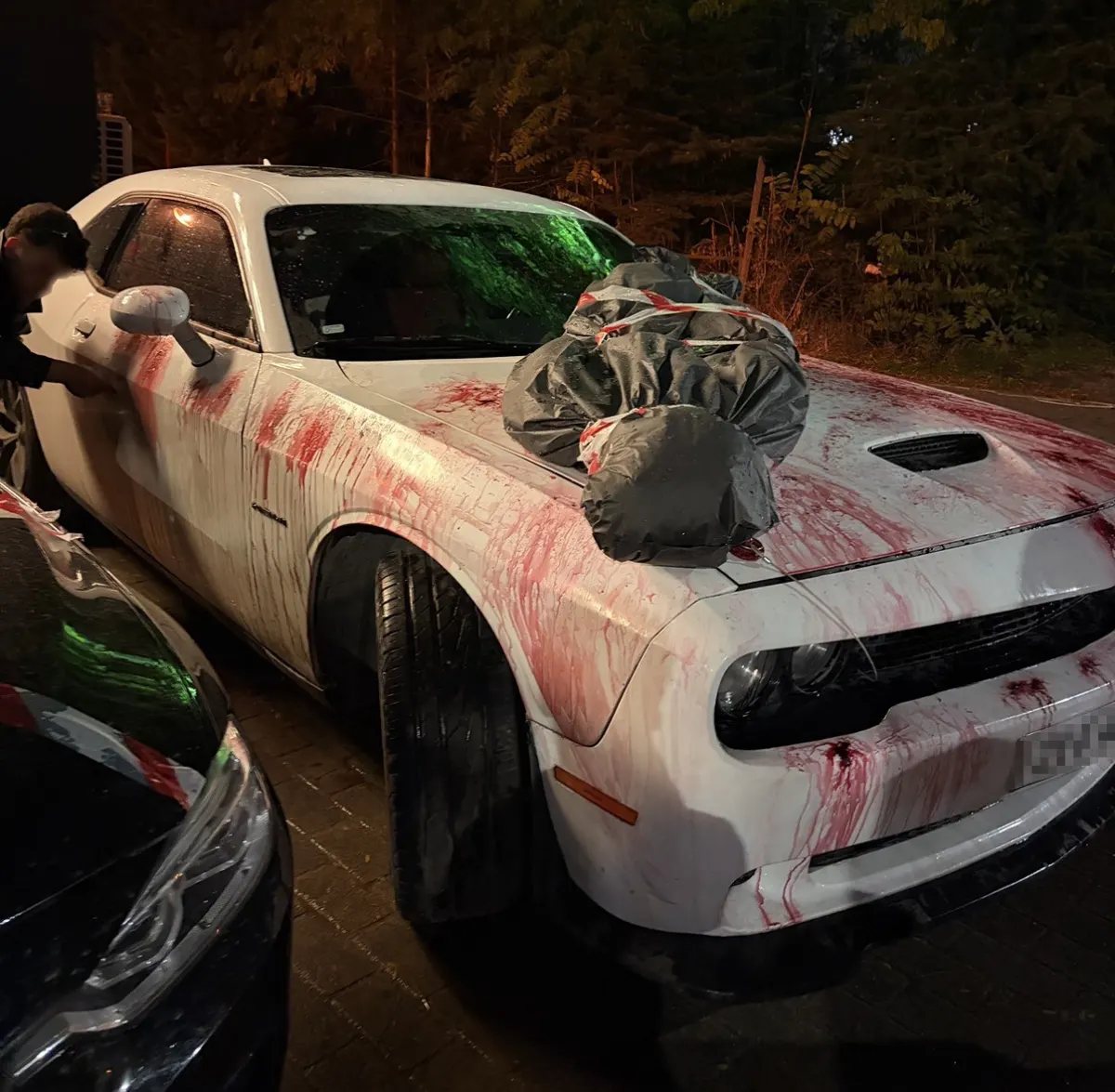 Eskişehir'de kaputunda ceset figürü bulunan araç polisi alarma geçirdi 3