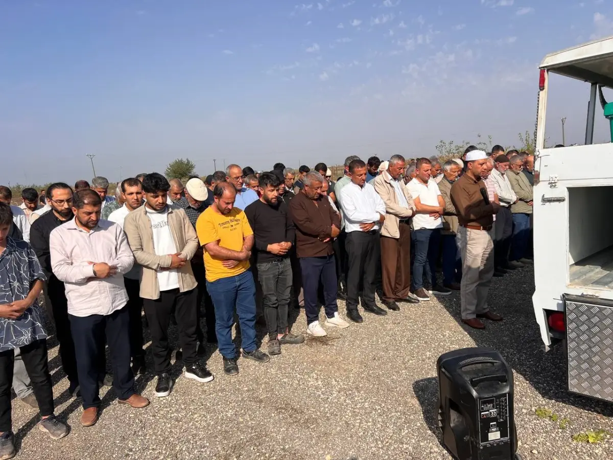 Hatay'da otomobilin çarptığı anne ve 4 yaşındaki kızı yan yana toprağa verildi 1