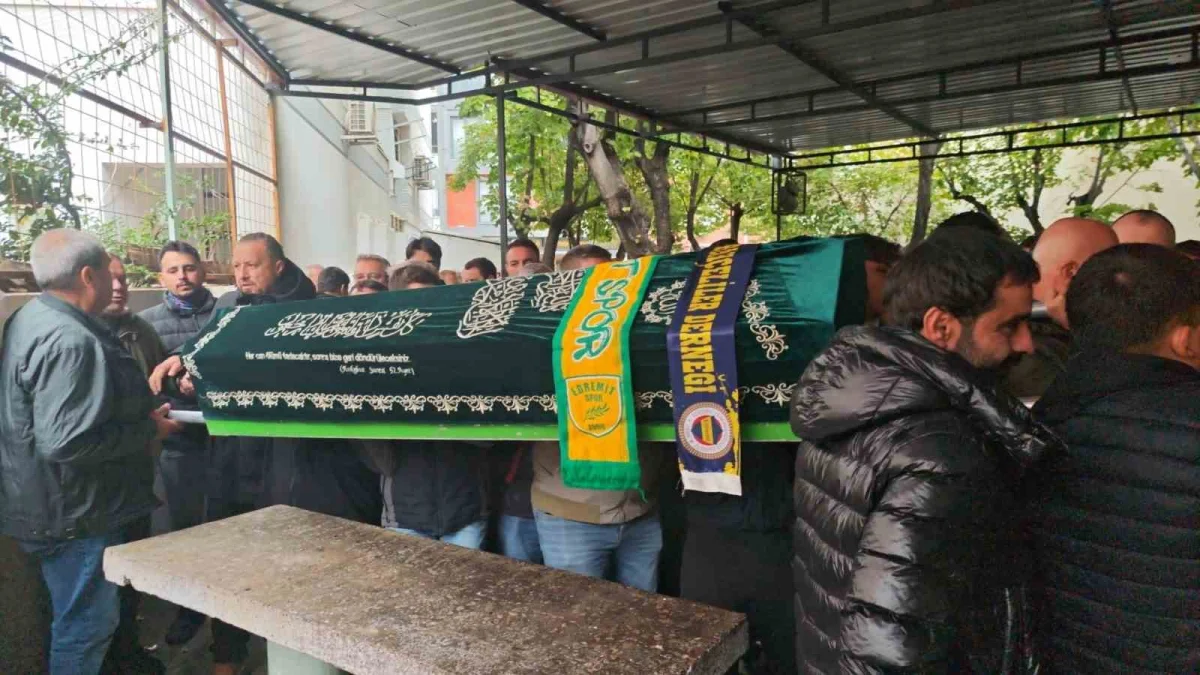 Balıkesir'de motosiklet kazasında hayatını kaybeden turizmci Mustafa Özcan toprağa verildi 3