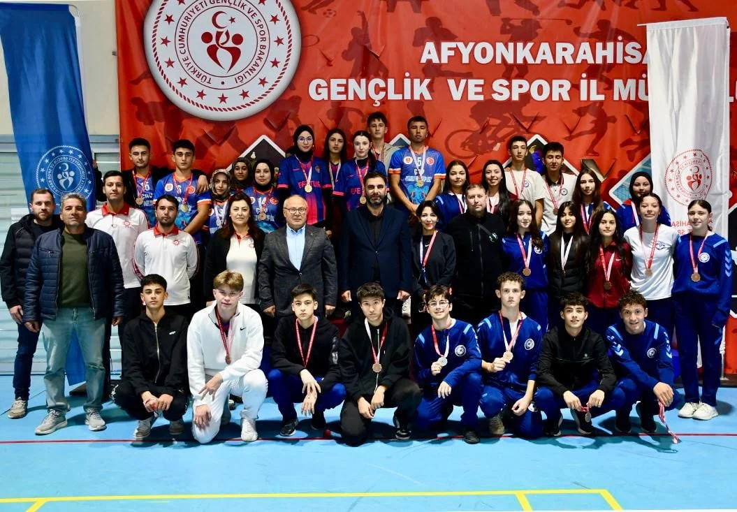 AFYONKARAHİSAR’DA ÇİĞİLTEPE SPOR SALONU’NDA DÜZENLENEN FLOOR CURLİNG GENÇ ERKEKLER, GENÇ KIZLAR VE...