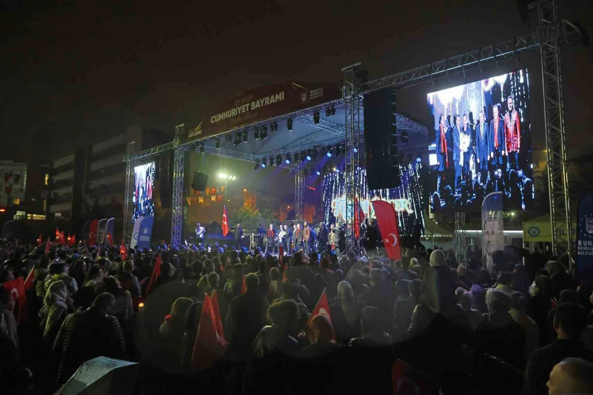 Bursa'da yağmura rağmen Cumhuriyet coşkusu Ferhat Göçer konseriyle yaşandı 4