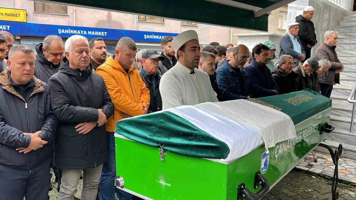 Çanakkale'de otomobilin ikiye ayrıldığı kazada ölen sürücü toprağa verildi 5