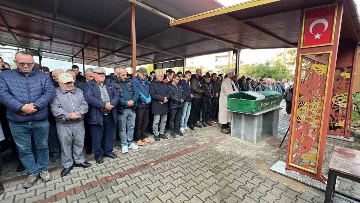 Çanakkale'de ikiye bölünen otomobilde can veren Efe Serin toprağa verildi 2