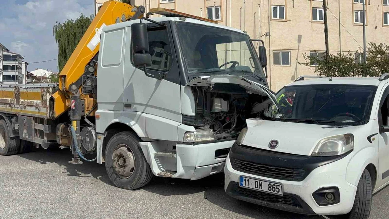 BİLECİK'TE SEYİR HALİNDEKİ VİNÇ İLE HAFİF TİCARİ ARACIN ÇARPIŞMASI SONUCU MEYDANA GELEN TRAFİK...