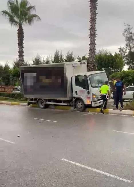 ANTALYA’NIN MANAVGAT İLÇESİNDE SEYİR HALİNDEYKEN SÜRÜCÜSÜ FENALAŞAN KAMYONET REFÜJE ÇIKTI. KAZADA...