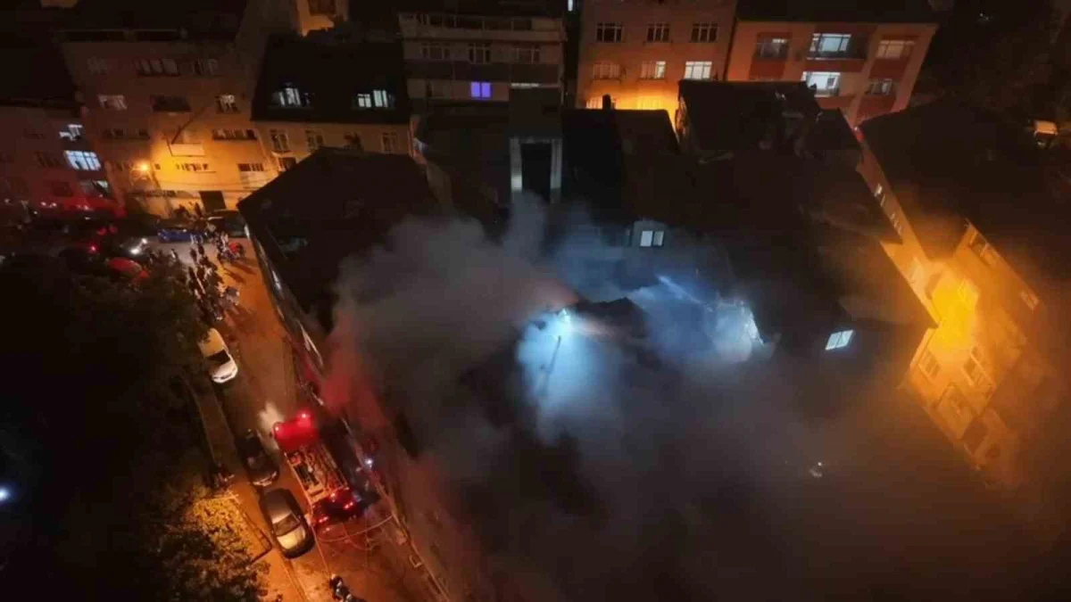 Kağıthane’de 5 katlı binanın çatısında çıkan yangın hasara yol açtı 4