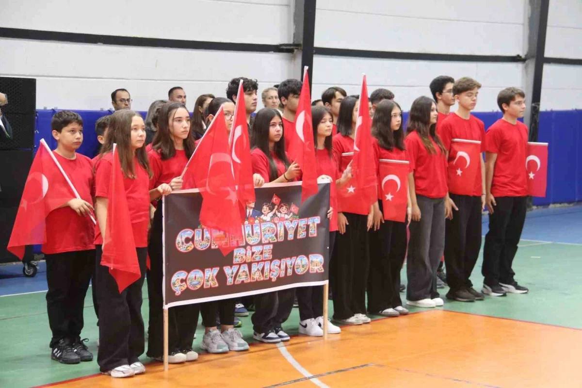 Fethiye'de yağışa rağmen 29 Ekim Cumhuriyet Bayramı coşkusu kapalı spor salonuna taştı 1