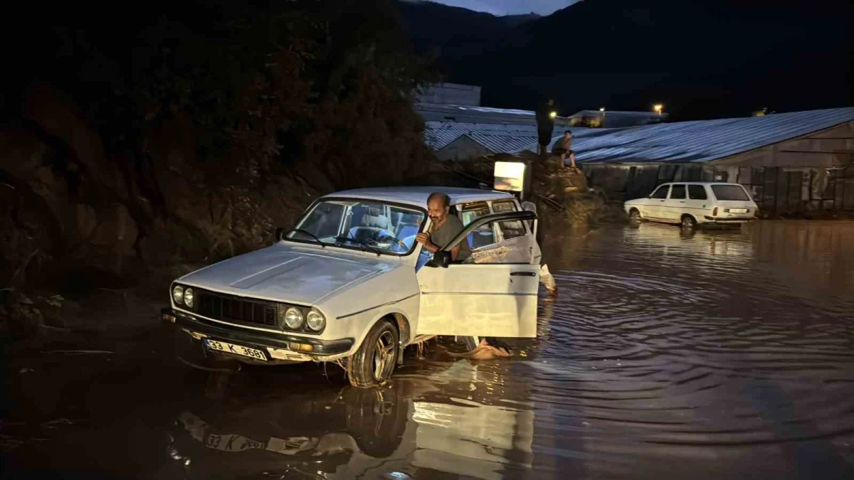 Mersin'de sağanak yağış sokakları göle çevirdi 4