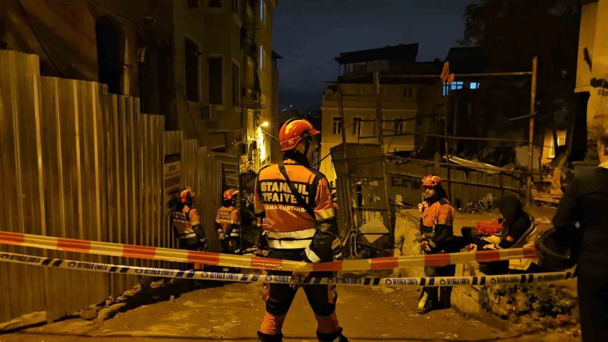 Beyoğlu'nda çöken 5 katlı metruk binada arama çalışmaları tamamlandı 1