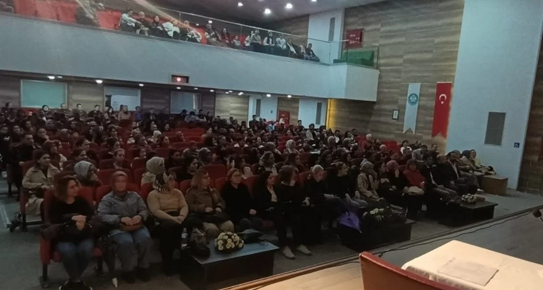 Manisa'nın Alaşehir ilçesinde velilere dijital bağımlılık uyarısı 4
