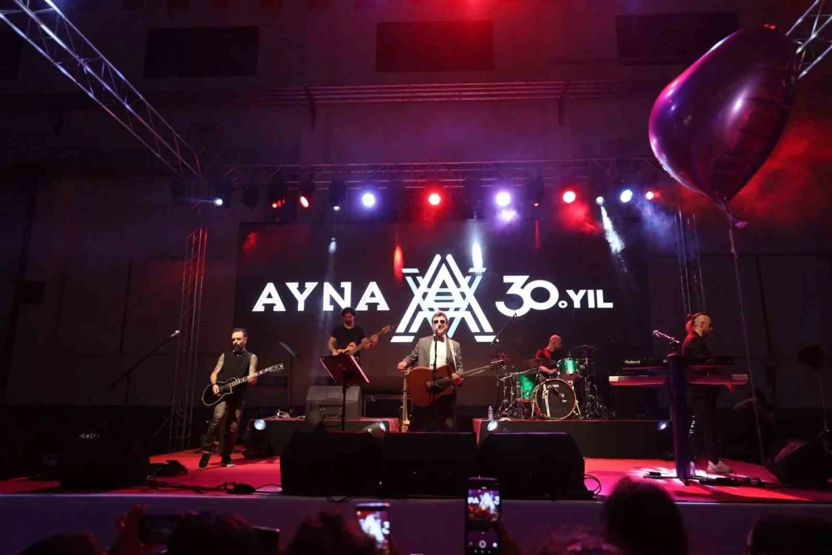 Ayna grubu Afyonkarahisar'da Cumhuriyet Bayramı coşkusunu zirveye taşıdı 2