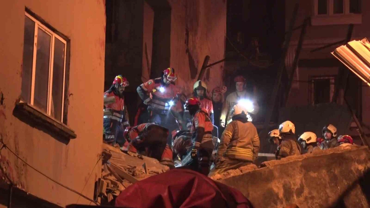 Beyoğlu'nda çöken 5 katlı metruk binada arama çalışmaları tamamlandı 4