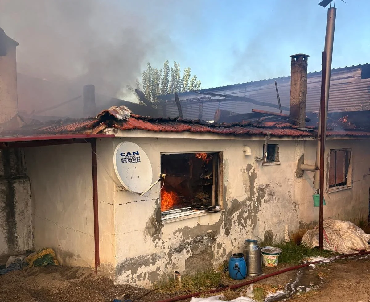 KARACASU’DAKİ EV YANGINI SÖNDÜRÜLDÜ