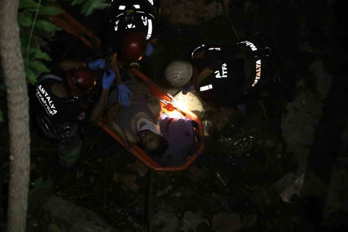 Antalya'da tahta köprüden kayalıklara düşen kişi 2 saatlik çalışmayla kurtarıldı 5