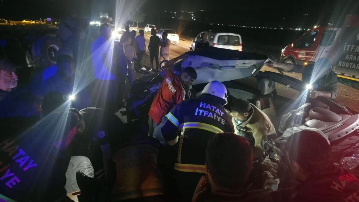 Hatay'da otomobil ile traktör çarpıştı: 3 yaralı 3