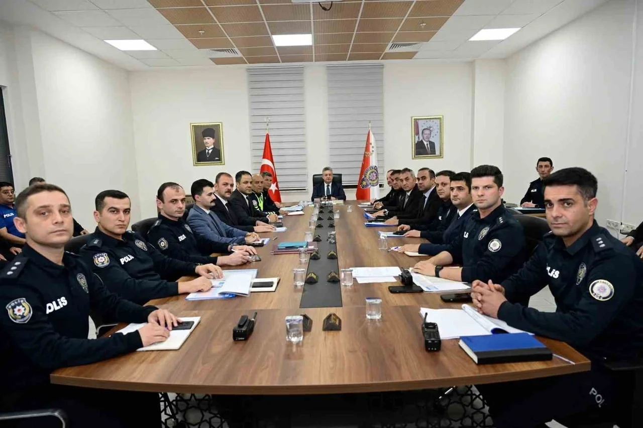ADIYAMAN İL EMNİYET MÜDÜRÜ ARZUM NAZMAN BAŞKANLIĞINDA, İLÇE EMNİYET MÜDÜRLERİ VE AMİRLERİ İLE ŞUBE...