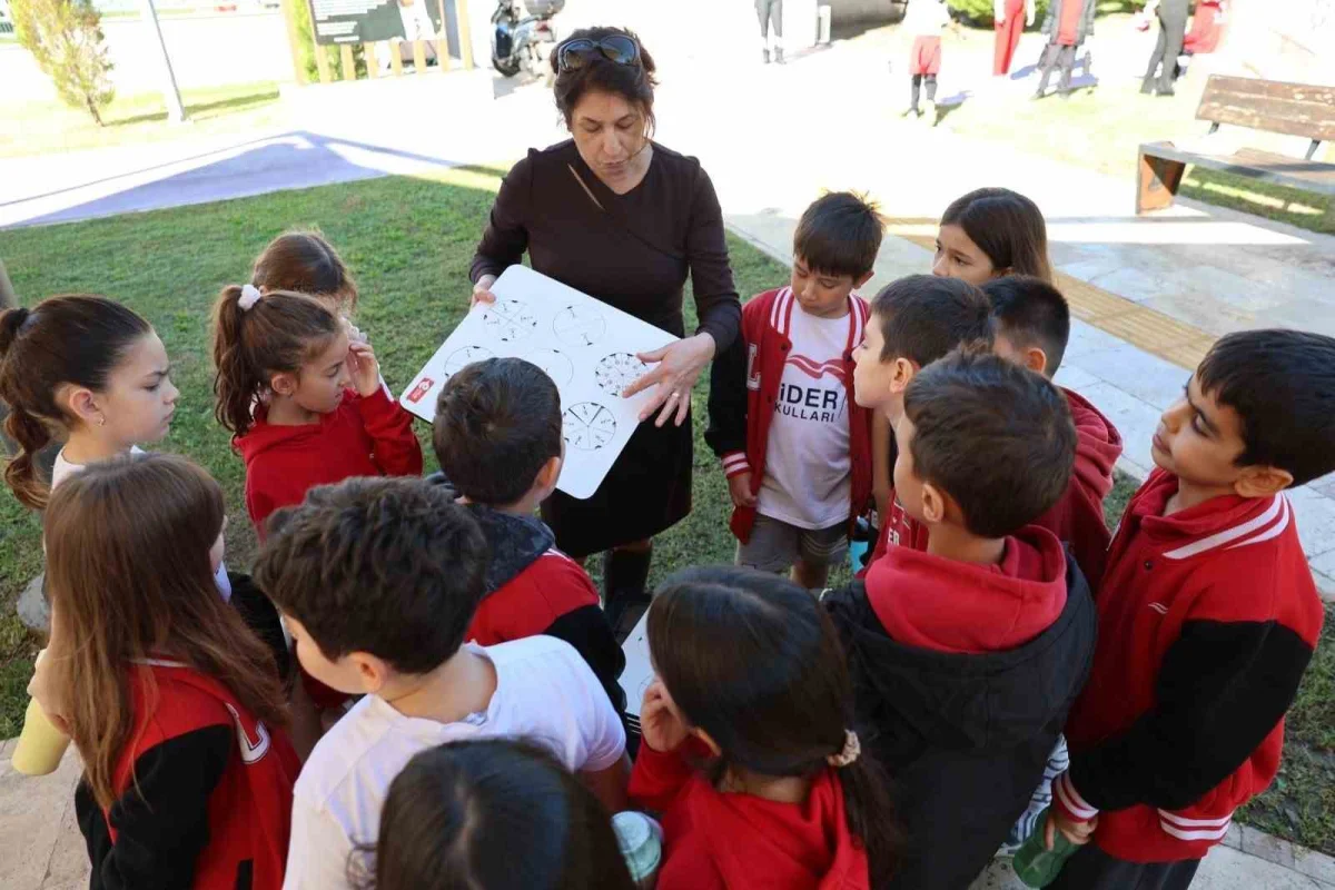 Efeler'deki Matematik ve Bilim Parkı'nda miniklerin Cumhuriyet ve bilim coşkusu 2