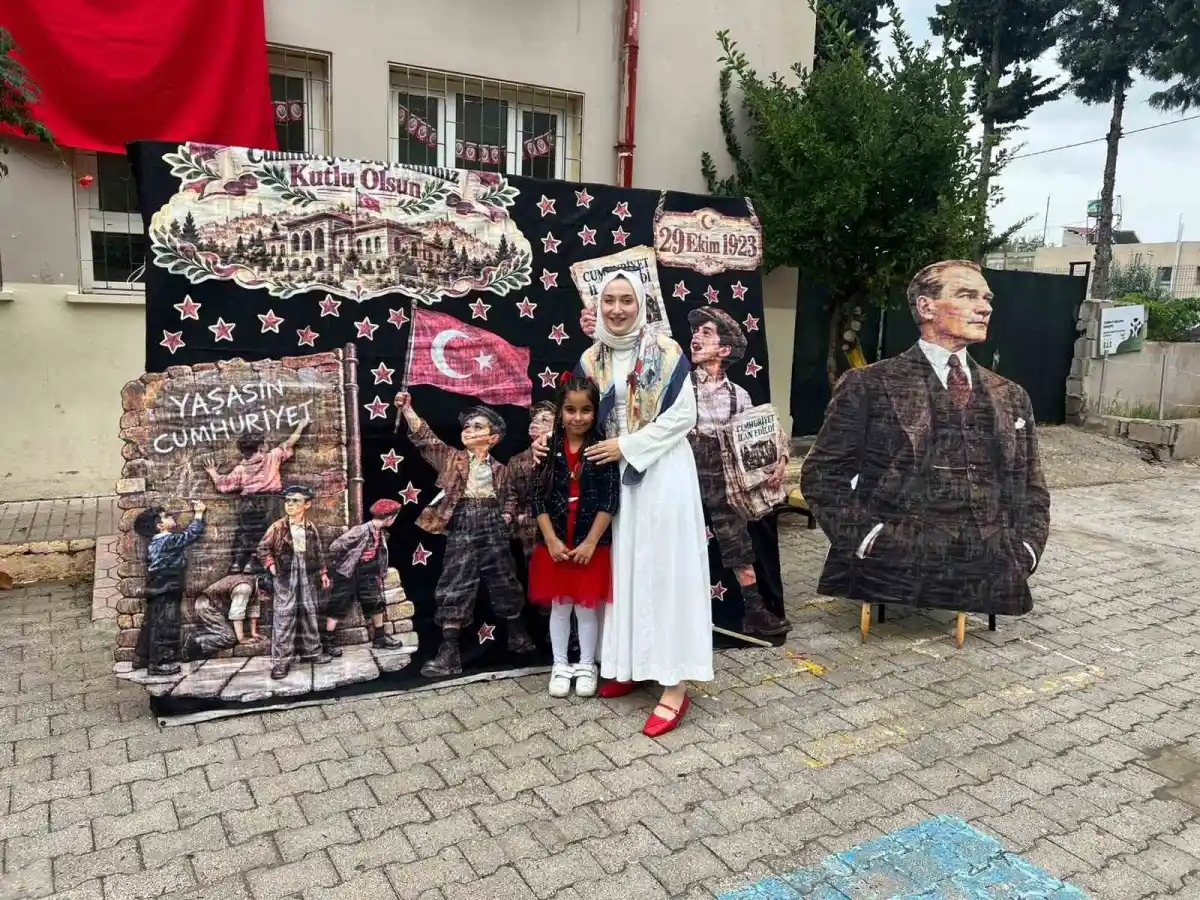 Hatay'da küçük öğrencinin Atatürk maketine şemsiye tutması takdir topladı 4