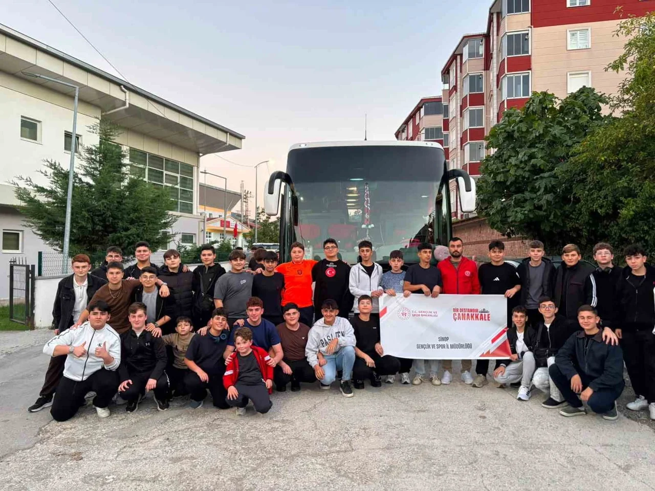 TÜRKELİ İLÇESİNDE 38 GENÇ, GENÇLİK VE SPOR BAKANLIĞI TARAFINDAN DÜZENLENEN "BİR DESTANDIR...