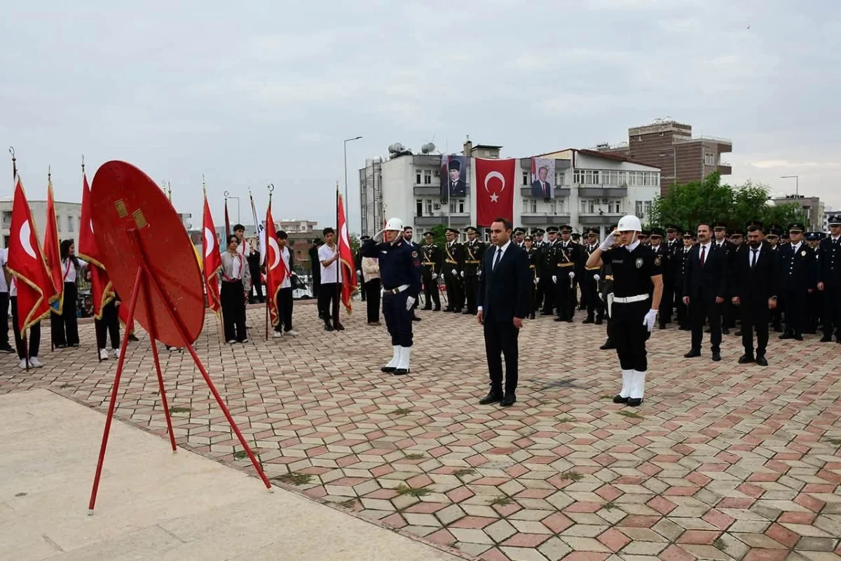 Silopi'de 29 Ekim Cumhuriyet Bayramı çelenk sunma töreniyle kutlandı 2