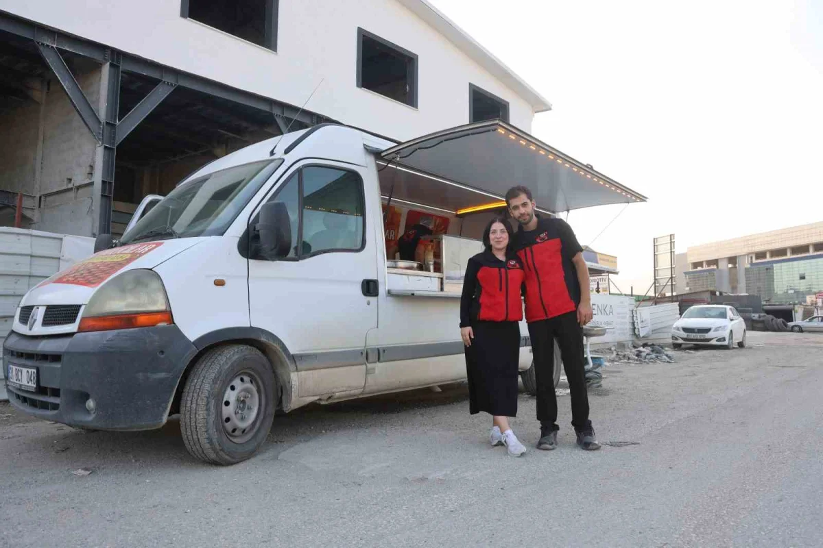 Hatay'da genç çift ata mirası tatlıları mobil araçla kentin sokaklarına taşıyor 1