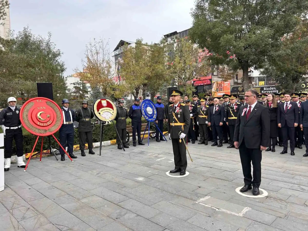 Van'da Cumhuriyet Bayramı kutlamaları çelenk sunumuyla başladı 1