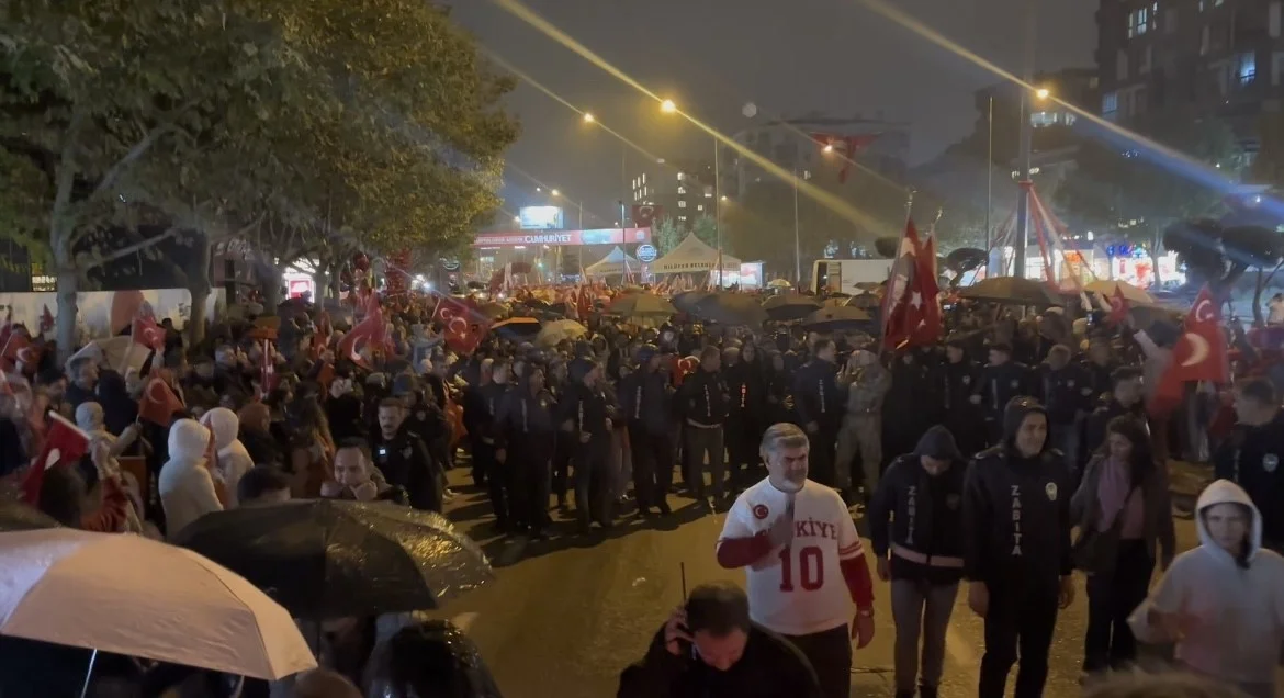 Bursa'da Can Bonomo konserinde yağmura rağmen Cumhuriyet coşkusu 1