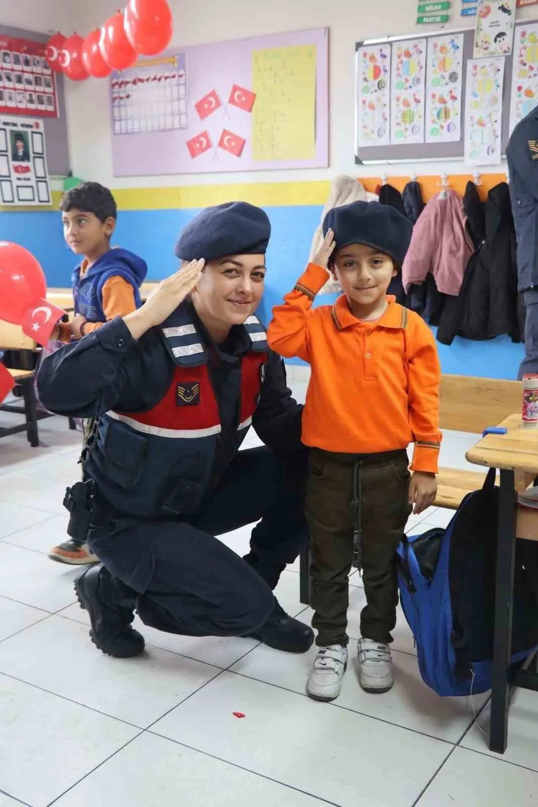 Eskişehir'de jandarma personeli minik öğrencilerle sınıfları 29 Ekim için süsledi 2