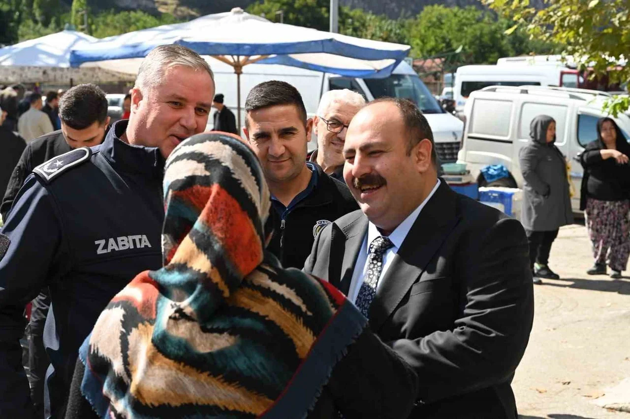 İNÖNÜ BELEDİYE BAŞKANI SERHAT HAMAMCI, KAPALI PAZAR YERİNİ ZİYARET EDEREK VATANDAŞLAR VE PAZARCI...