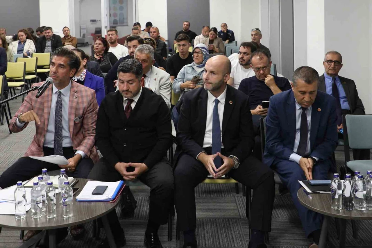MUDANYA BELEDİYE MECLİSİ'NİN EKİM AYI 2. OTURUMUNDA BÜTÇE EVRAKLARININ GEÇ ULAŞTIRILMASI TARTIŞMA...