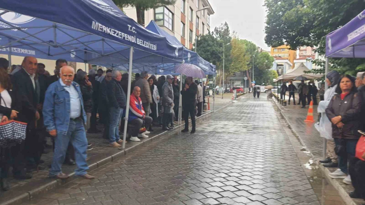 Denizli'de tutuklanan Şeniz Doğan için belediye önünde destek buluşması ikinci gününde sürdü 2