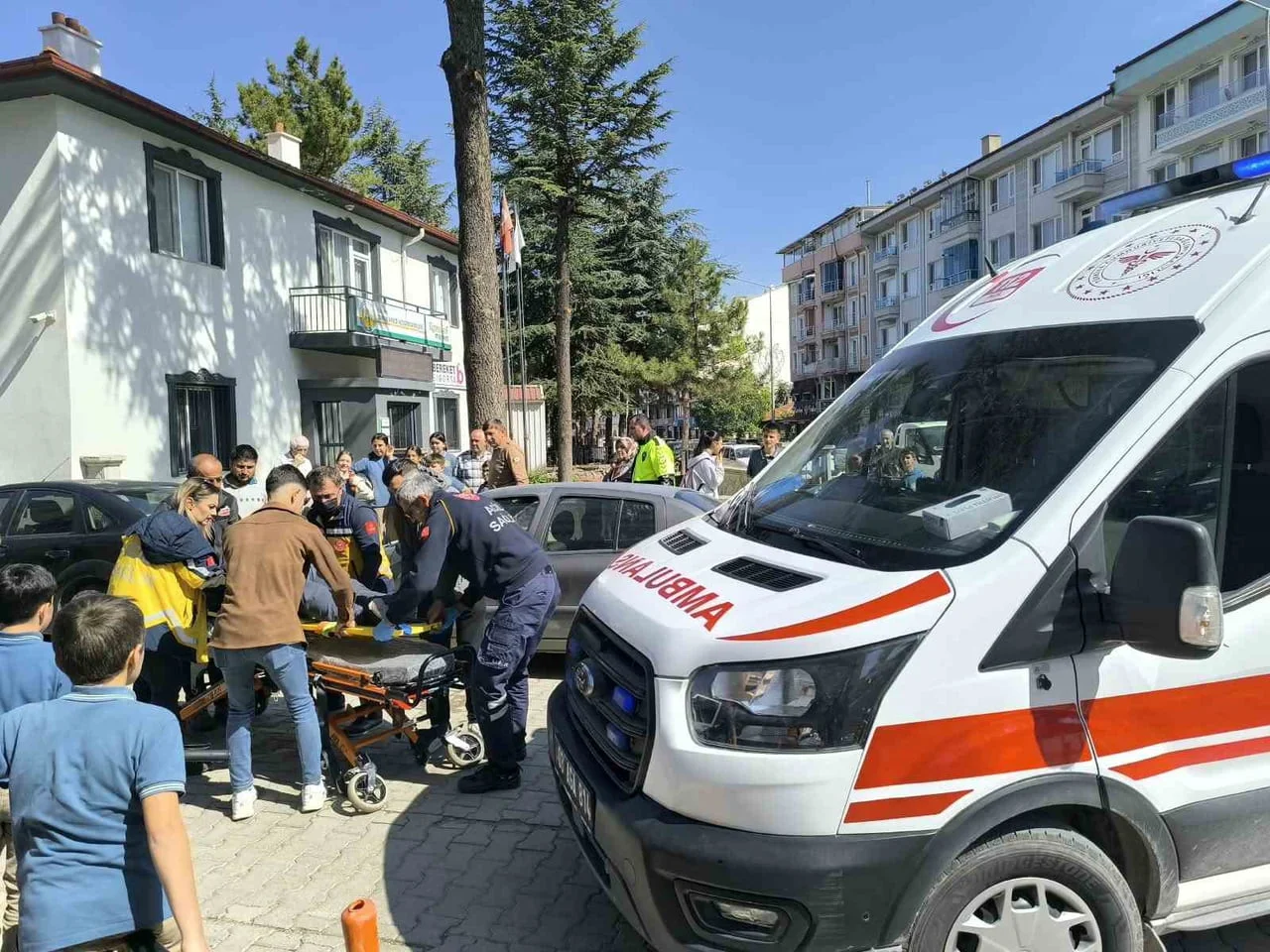 AFYONKARAHİSAR’DA KONTROLDEN ÇIKARAK YOL ORTASINA DEVRİLEN MOTOSİKLET SÜRÜCÜSÜ YARALANDI.