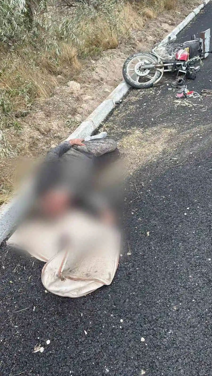 Niğde'de sollama yapan motosiklet şarampole devrildi: 1 ağır yaralı 2