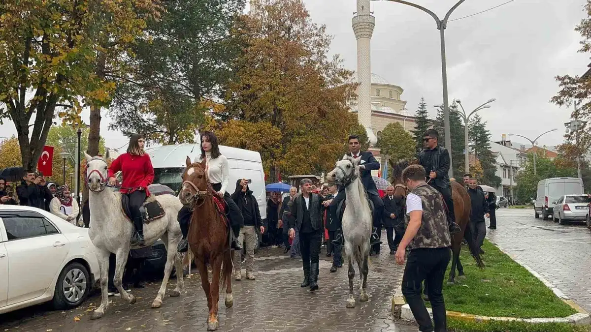 İhsangazi'de sağanak yağış altında atlı Cumhuriyet Bayramı kutlaması 1