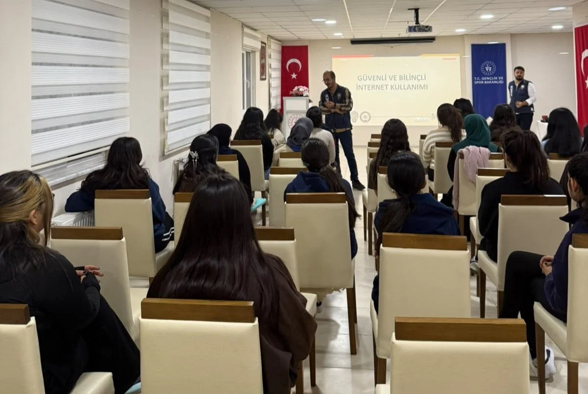 KARS’TA ÜNİVERSİTE ÖĞRENCİLERİNE SİBER GÜVENLİK EĞİTİMİ(KARS-İHA)