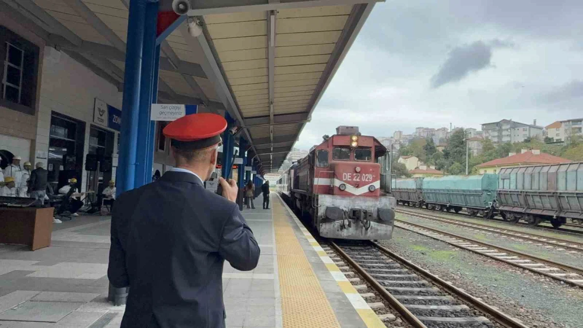 Turistik Karaelmas Ekspresi madenci korosuyla Zonguldak'ta karşılandı 1