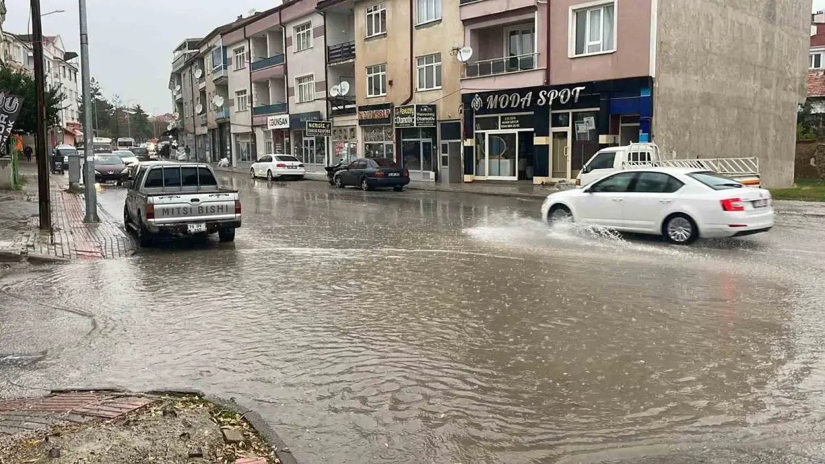 Karaman'da şiddetli sağanak yolları göle çevirdi 2