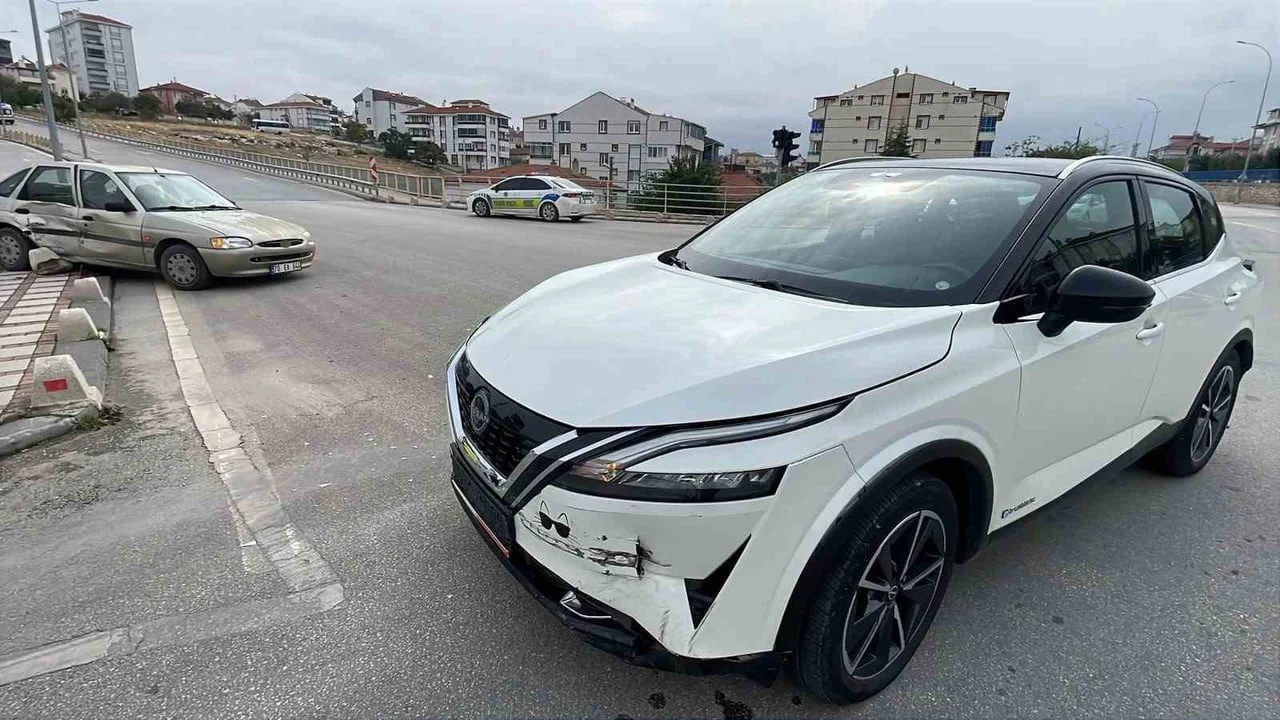 KARAMAN’DA CİP İLE OTOMOBİLİN ÇARPIŞMASI SONUCU 2 KİŞİ YARALANDI.